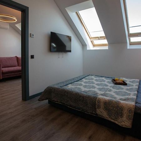 M8 Stylish One-Bedroom Apartment Kaunas Bagian luar foto