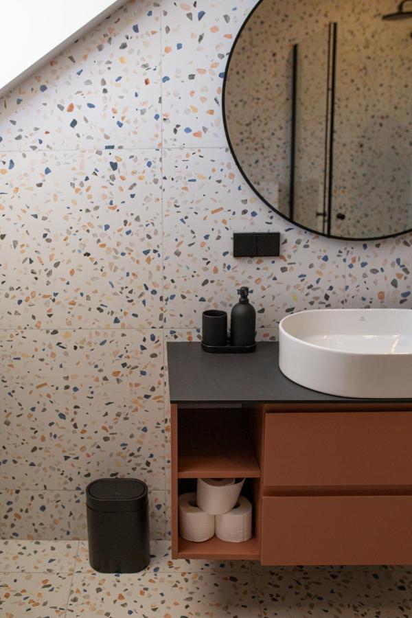 M8 Stylish One-Bedroom Apartment Kaunas Bagian luar foto